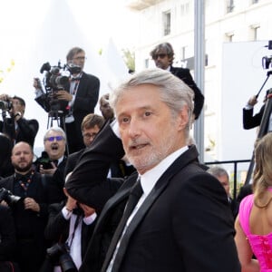 Antoine de Caunes a fait le clown sur le tapis rouge.
Antoine de Caunes - Montée des marches du film " La passion de Dodin Bouffant " lors du 76ème Festival International du Film de Cannes, au Palais des Festivals à Cannes. Le 24 mai 2023 © Jacovides-Moreau / Bestimage 