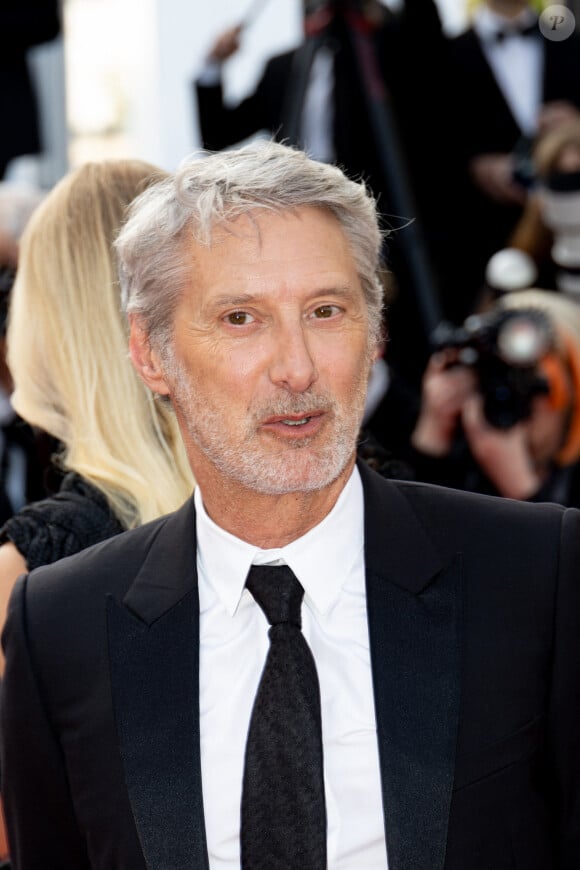 Antoine de Caunes - Montée des marches du film " La passion de Dodin Bouffant " lors du 76ème Festival International du Film de Cannes, au Palais des Festivals à Cannes. Le 24 mai 2023 © Jacovides-Moreau / Bestimage 