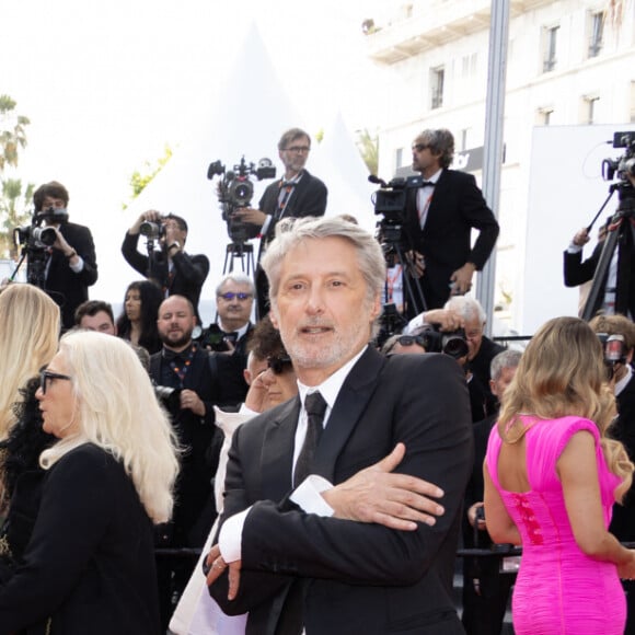 Antoine de Caunes - Montée des marches du film " La passion de Dodin Bouffant " lors du 76ème Festival International du Film de Cannes, au Palais des Festivals à Cannes. Le 24 mai 2023 © Jacovides-Moreau / Bestimage 