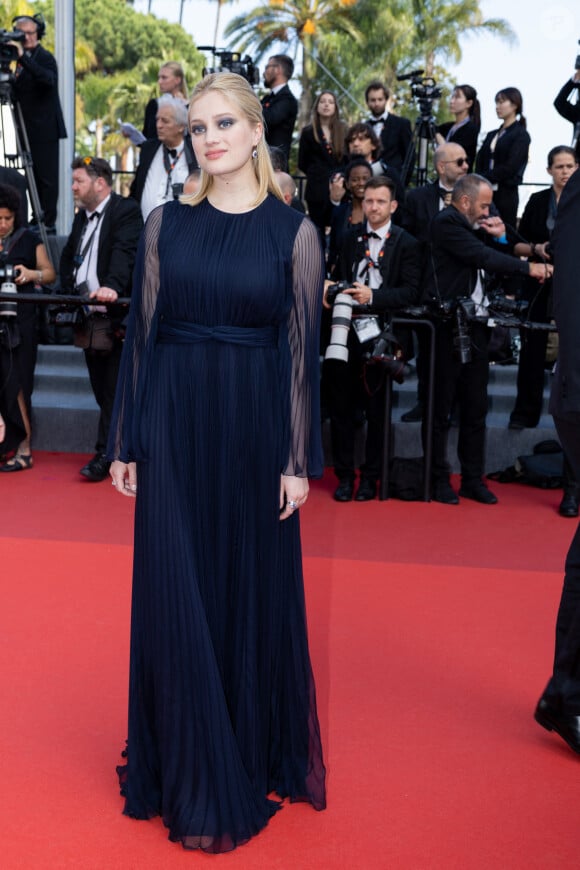 Et Nadia Tereszkiewicz avait choisi une robe noire bien plus sage ! 
Nadia Tereszkiewicz - Montée des marches du film " La passion de Dodin Bouffant " lors du 76ème Festival International du Film de Cannes, au Palais des Festivals à Cannes. Le 24 mai 2023 © Olivier Borde / Bestimage 