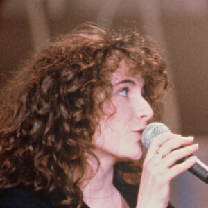 Elle a notamment fait de nombreux duos avec Laurent Voulzy.
Archives - La chanteuse Elsa Lunghini et Laurent Voulzy en duo, sur le plateau de télévision du Téléthon, en 1989.