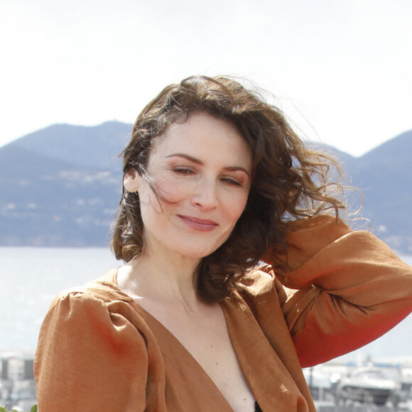 Elsa Lunghini au photocall de la série "Ici tout commence" lors de la 5ème saison du festival International des Séries "Canneseries" à Cannes, France, le 2 avril 2022. © Denis Guignebourg/Bestimage