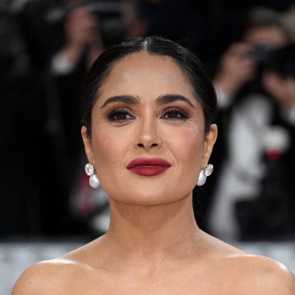 Salma Hayek - Les célébrités arrivent à la soirée du "MET Gala 2023" hommage au grand couturier Karl Lagerfeld au Metropolitan Museum of Art de New York City, New York, Etats-Unis, le 1er mai 2023. 