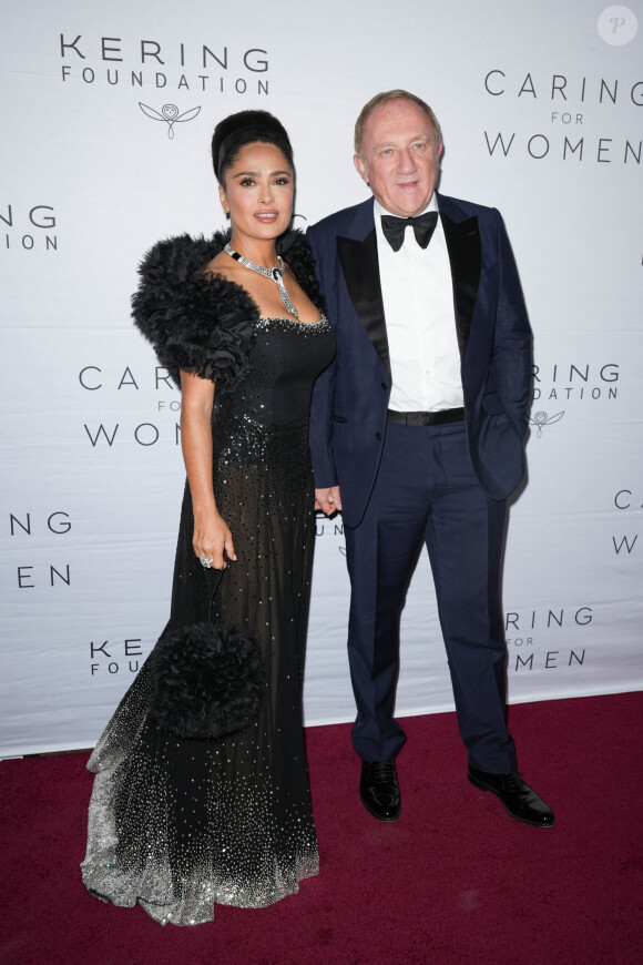 Salma Hayek et son mari Francois-Henri Pinault - Photocall de la soirée de gala Kering Foundation's Caring For Women Dinner à New York le 15 septembre 2022. 