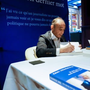 Le fondateur du parti Reconquête!, Eric Zemmour dédicace son nouveau livre "Je n'ai pas dit mon dernier mot" à Cannes, France, le 4 avril 2023. © Norbert Scanella /Panoramic/Bestimage