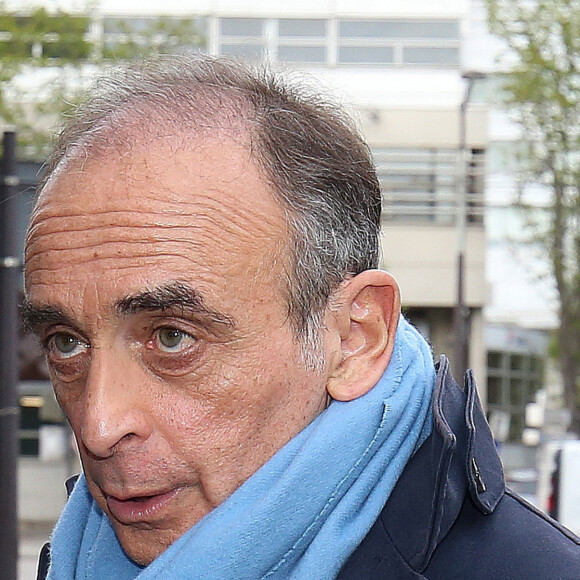 Exclusif - Eric Zemmour à la sortie des studios de BFM Tv à Paris le 30 mars 2023. © Jonathan Rebboah / Panoramic / Bestimage 