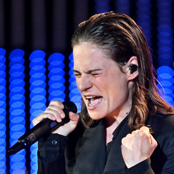 Elle était habillée avec un costume noir élégant
Exclusif - Héloïse Adélaïde Letissier (Christine and the Queens, Redcar) - Enregistrement de l'émission "Cannes chante le Cinéma" sur la célèbre plage Macé de Cannes, le 25 mai 2023 lors de la 76ème édition du Festival de Cannes le 25 mai 2023.