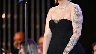 Louane en robe bustier et tatouages apparents : le Festival de Cannes se termine en beauté avec un show grandiose