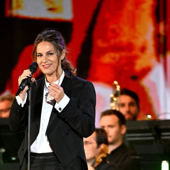 Elisa Tovati a présenté son album "Elisa fait son cinéma".
Exclusif - Elisa Tovati - Enregistrement de l'émission "Cannes chante le Cinéma" sur la célèbre plage Macé de Cannes, le 25 mai 2023 lors de la 76ème édition du Festival de Cannes le 25 mai 2023.