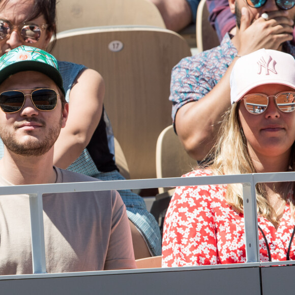 Jeff Panacloc et sa femme Charlotte de Hugo dans les tribunes lors des internationaux de tennis de Roland Garros à Paris, France, le 2 juin 2019. © Jacovides-Moreau/Bestimage 