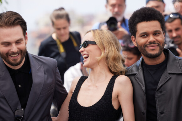 Lily-Rose a retrouvé son amoureuse après le Festival de Cannes.
Le réalisateur Sam Levinson, Abel "The Weeknd' Tesfaye, Lily Rose-Depp au photocall de "The Idol" lors du 76ème Festival International du Film de Cannes, le 23 mai 2023. © Jacovides / Moreau / Bestimage 