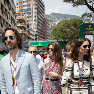 Charlotte Casiraghi avait les épaules dénudées dans une longue robe fendue.
Dimitri Rassam et sa femme Charlotte Casiraghi, Tatiana Santo Domingo - People sur la grille de départ lors du 80ème Grand Prix de Monaco de Formule 1 à Monaco le 28 mai 2023. © Olivier Huitel/Pool Monaco 