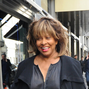 Tina Turner fait du shopping à Milan. Le 28 avril 2015.