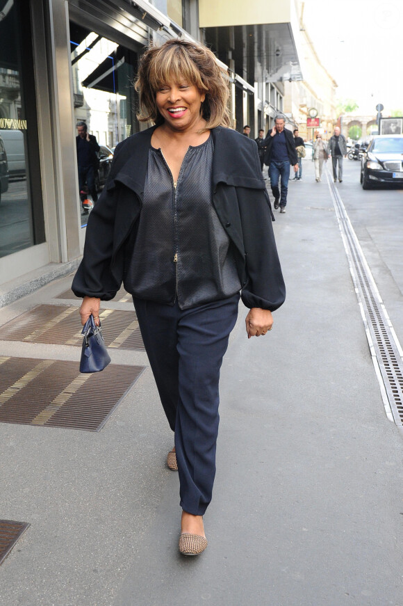 Tina Turner fait du shopping à Milan. Le 28 avril 2015.