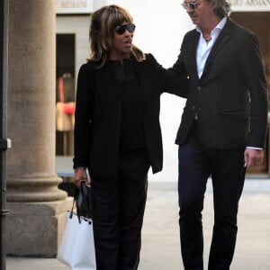 Tina Turner et son mari Erwin Bach sortent d'une boutique Armani à Milan, le 6 juin 2016.