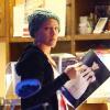 Pink et son mari Carey Hart, chez un marchand de journaux, jettent un oeil à des magazines sur la décoration d'intérieur, samedi 27 février, à Malibu.