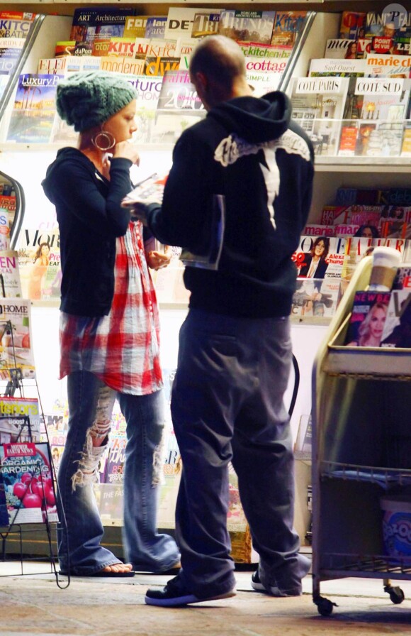 Pink et son mari Carey Hart, chez un marchand de journaux, jettent un oeil à des magazines sur la décoration d'intérieur, samedi 27 février, à Malibu.