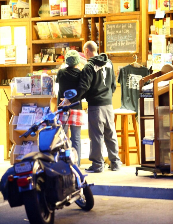 Pink et son mari Carey Hart, chez un marchand de journaux, jettent un oeil à des magazines sur la décoration d'intérieur, samedi 27 février, à Malibu.