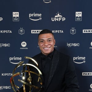 Kylian Mbappé (trophée du meilleur joueur de la saison de Ligue 1 pour la 4ème année consécutive) dans la press-room de la 31ème cérémonie des "Trophées UNFP" au Pavillon Gabriel. Paris, le 28 mai 2023.