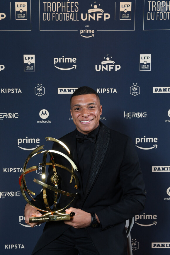 Kylian Mbappé (trophée du meilleur joueur de la saison de Ligue 1 pour la 4ème année consécutive) dans la press-room de la 31ème cérémonie des "Trophées UNFP" au Pavillon Gabriel. Paris, le 28 mai 2023.