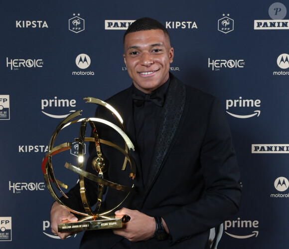 Kylian Mbappé (trophée du meilleur joueur de la saison de Ligue 1 pour la 4ème année consécutive) dans la press-room de la 31ème cérémonie des "Trophées UNFP" au Pavillon Gabriel. Paris, le 28 mai 2023.