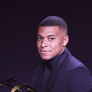 L'attaquant du PSG a été élu meilleur joueur du championnat de France pour la quatrième fois d'affilée ce 28 mai
 
Kylian Mbappé lors de la 31ème cérémonie des "Trophées UNFP" au Pavillon Gabriel. Paris, le 28 mai 2023.