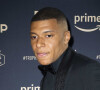 Kylian Mbappé dévisse sa frappe, une spectatrice en sang !
 
Kylian Mbappé (PSG) au photocall de la 31ème cérémonie des "Trophées UNFP" au Pavillon Gabriel. Paris.