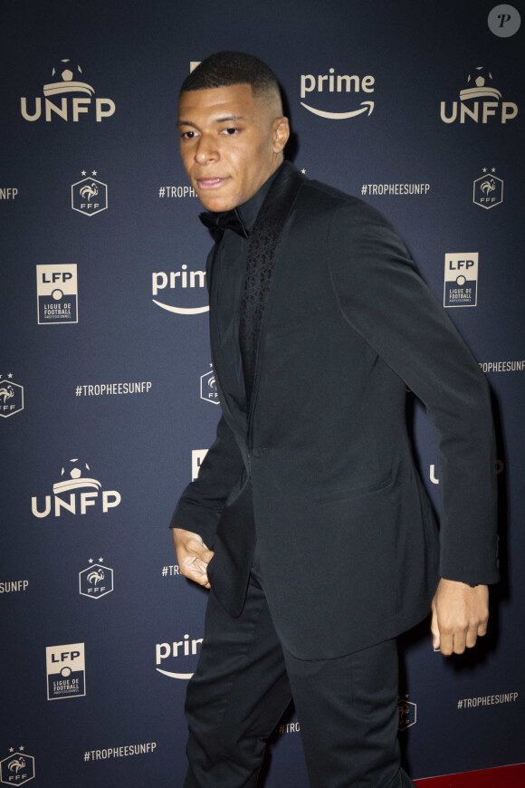 Kylian Mbappé dévisse sa frappe, une spectatrice en sang !
 
Kylian Mbappé (PSG) au photocall de la 31ème cérémonie des "Trophées UNFP" au Pavillon Gabriel. Paris.