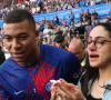 Après une frappe raté, la jeune femme a reçu le ballon en pleine tête
 
Kylian Mbappé dégomme une supportrice et lui casse le nez sur un tir en tribune et va à sa rencontre pour s'excuser lors du Match de Ligue 1 Uber Eats RC Strasbourg vs PSG (1-1) à Starsbourg, France le 27 mai 2023. © Elyxandro Cegarra / Panoramic / Bestimage