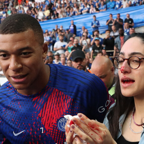 Après une frappe raté, la jeune femme a reçu le ballon en pleine tête
 
Kylian Mbappé dégomme une supportrice et lui casse le nez sur un tir en tribune et va à sa rencontre pour s'excuser lors du Match de Ligue 1 Uber Eats RC Strasbourg vs PSG (1-1) à Starsbourg, France le 27 mai 2023. © Elyxandro Cegarra / Panoramic / Bestimage