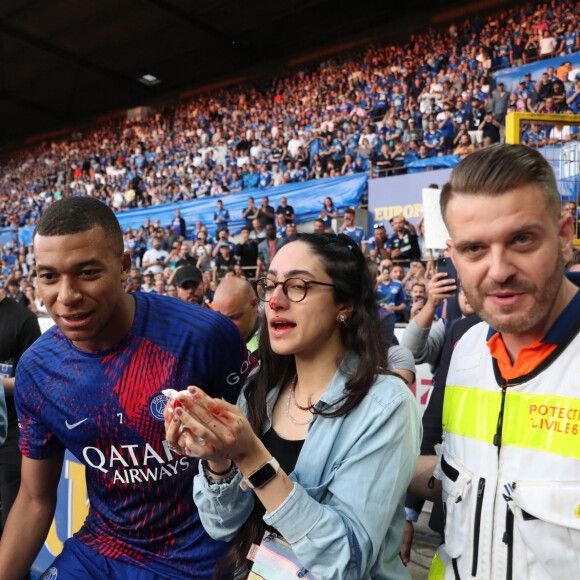 Kylian Mbappé dégomme une supportrice et lui casse le nez sur un tir en tribune et va à sa rencontre pour s'excuser lors du Match de Ligue 1 Uber Eats RC Strasbourg vs PSG (1-1) à Starsbourg, France le 27 mai 2023. © Elyxandro Cegarra / Panoramic / Bestimage