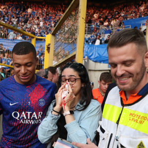 Kylian Mbappé s'est rapidement rendu auprès de la jeune supportrice, qu'il a tenté de réconforter malgré son nez en sang
 
Kylian Mbappé dégomme une supportrice et lui casse le nez sur un tir en tribune et va à sa rencontre pour s'excuser lors du Match de Ligue 1 Uber Eats RC Strasbourg vs PSG (1-1) à Starsbourg, France le 27 mai 2023. © Elyxandro Cegarra / Panoramic / Bestimage