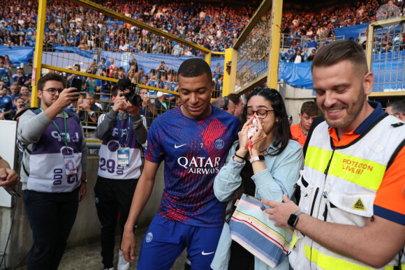 Kylian Mbappé s'est rapidement rendu auprès de la jeune supportrice, qu'il a tenté de réconforter malgré son nez en sang
 
Kylian Mbappé dégomme une supportrice et lui casse le nez sur un tir en tribune et va à sa rencontre pour s'excuser lors du Match de Ligue 1 Uber Eats RC Strasbourg vs PSG (1-1) à Starsbourg, France le 27 mai 2023. © Elyxandro Cegarra / Panoramic / Bestimage