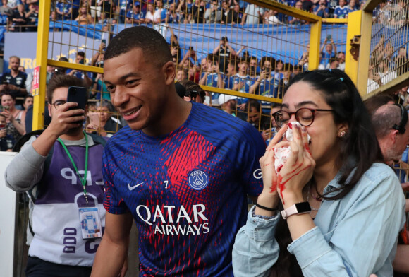 À la fin du match, l'attaquant des Bleus a retrouvé la jeune spectatrice pour lui faire une accolade et lui offrir un maillot
 
Kylian Mbappé dégomme une supportrice et lui casse le nez sur un tir en tribune et va à sa rencontre pour s'excuser lors du Match de Ligue 1 Uber Eats RC Strasbourg vs PSG (1-1) à Starsbourg, France le 27 mai 2023. © Elyxandro Cegarra / Panoramic / Bestimage