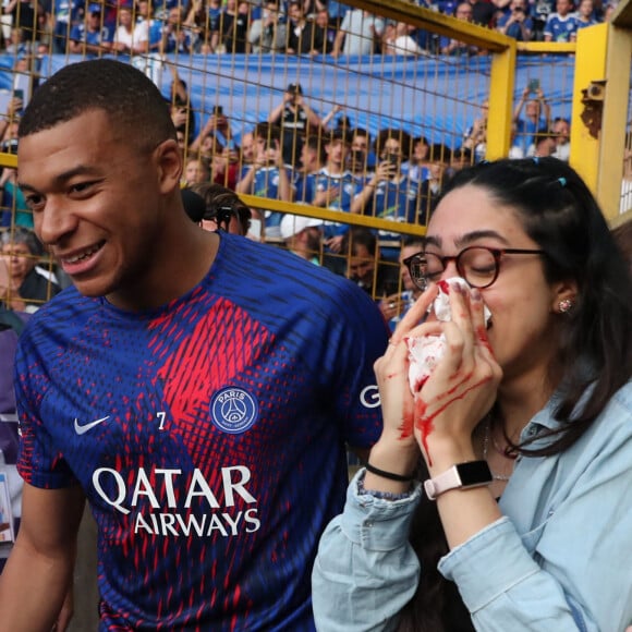 À la fin du match, l'attaquant des Bleus a retrouvé la jeune spectatrice pour lui faire une accolade et lui offrir un maillot
 
Kylian Mbappé dégomme une supportrice et lui casse le nez sur un tir en tribune et va à sa rencontre pour s'excuser lors du Match de Ligue 1 Uber Eats RC Strasbourg vs PSG (1-1) à Starsbourg, France le 27 mai 2023. © Elyxandro Cegarra / Panoramic / Bestimage