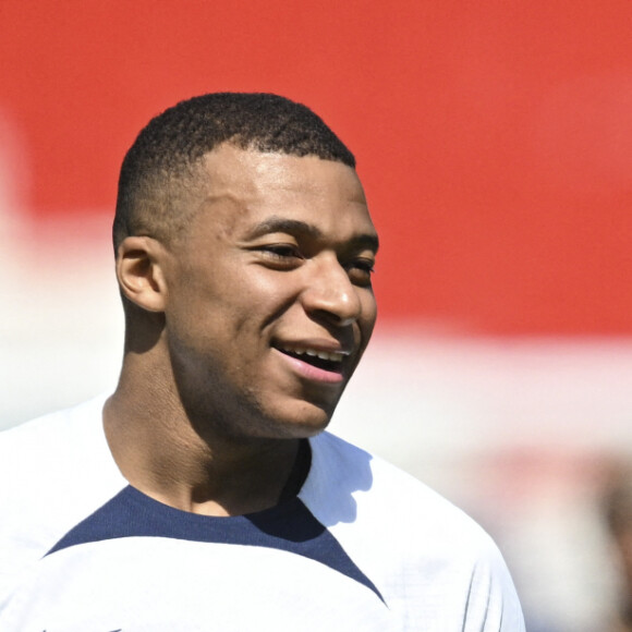 Le soir d'avant, Kylian Mbappé se trouvait à Strasbourg pour un match du PSG et il a malencontreusement frappé une spectatrice
 
Kylian Mbappé - Entrainement de l'équipe du Paris Saint-Germain (PSG) au Parc des Princes à Paris, France, le 24 mai 2023. © Jean-Baptiste Autissier/Panoramic/Bestimage