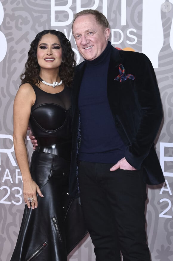 Salma Hayek et son mari Francois-Henri Pinault au photocall de la cérémonie des Brit Awards 2023 à l'O2 Arena à Londres le 11 février 2023.