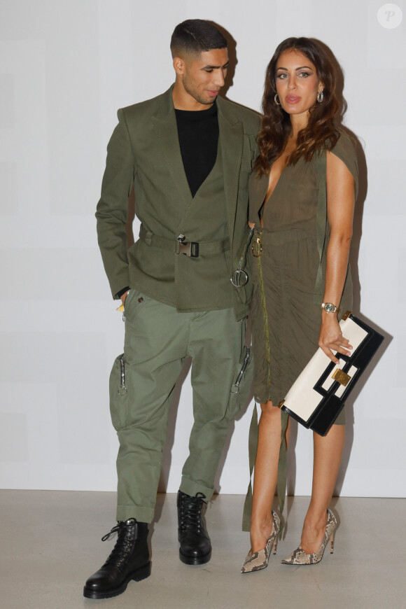 Achraf Hakimi et sa compagne Hiba Abouk - Photocall du défilé de mode Femmes prêt-à-porter printemps-été 2022 "Balmain" à la Seine Musicale à Paris. Le 29 septembre 2021 © Veeren Ramsamy-Christophe Clovis / Bestimage