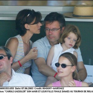 Le couple a par exemple déjà été photographié dans les tribunes de Roland-Garros en 2003.
Archives - Carole Gaessler et son mari Franck avec leurs enfants à Roland-Garros en 2003
