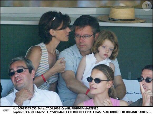 Le couple a par exemple déjà été photographié dans les tribunes de Roland-Garros en 2003.
Archives - Carole Gaessler et son mari Franck avec leurs enfants à Roland-Garros en 2003