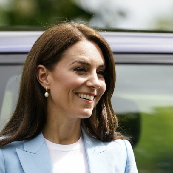 Kate Middleton était vêtue d'un tailleur noir très sobre en arrivant en Jordanie.
Catherine (Kate) Middleton, princesse de Galles - Le prince de Galles, et la princesse de Galles, à la rencontre du public du concert du couronnement près du château de Windsor, le 7 mai 2023. 
