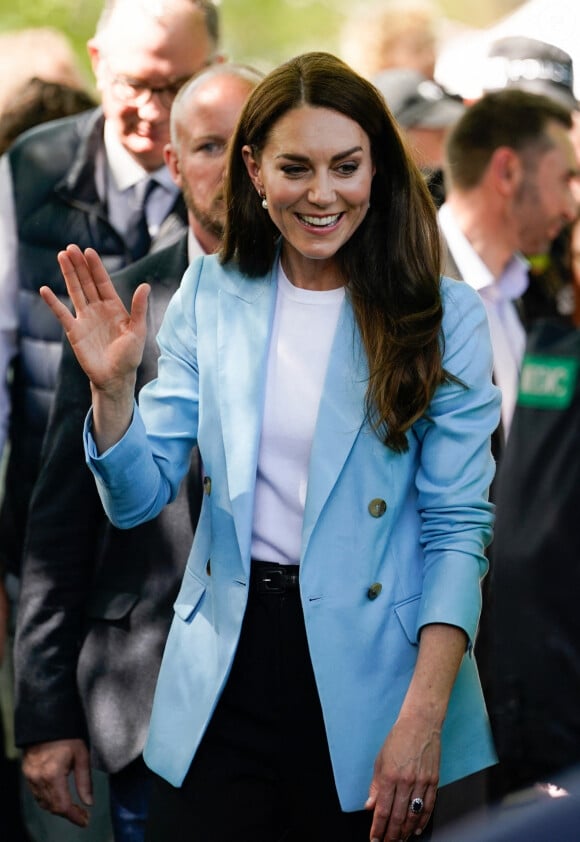 Et va rejoindre la famille royale comme Kate Middleton l'a fait avec elle à Londres ! 
Catherine (Kate) Middleton, princesse de Galles - Le prince de Galles, et la princesse de Galles, à la rencontre du public du concert du couronnement près du château de Windsor, le 7 mai 2023. 