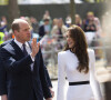 Le prince William et Kate Middleton seront présents pour le mariage d'Hussein de Jordanie. 
Le prince William, prince de Galles, et Catherine (Kate) Middleton, princesse de Galles, saluent des sympathisants lors d'une promenade à l'extérieur du palais de Buckingham à Londres, Royaume Uni