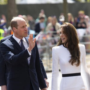Le prince William et Kate Middleton seront présents pour le mariage d'Hussein de Jordanie. 
Le prince William, prince de Galles, et Catherine (Kate) Middleton, princesse de Galles, saluent des sympathisants lors d'une promenade à l'extérieur du palais de Buckingham à Londres, Royaume Uni