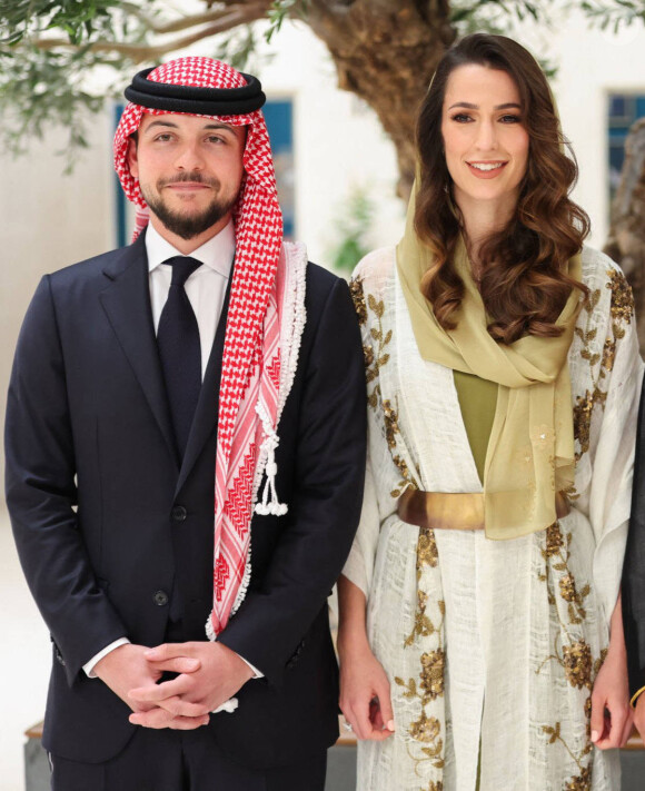 Le prince Hussein et sa fiancée Rajwa se marieront après plusieurs mois de relation. 
Le prince Hussein, Rajwa Khaled bin Musaed bin Saif bin Abdulaziz Al Saif - La famille royale de Jordanie lors de l'annonce officielle des fiançailles du prince Hussein de Jordanie à Riyad. Le 17août 2022 