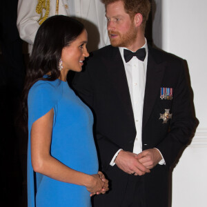 A l'époque où Meghan Markle l'avait portée, elle était enceinte de son fils Archie.
Le prince Harry, duc de Sussex, et Meghan Markle, duchesse de Sussex (enceinte) arrivent au dîner d'Etat donné en leur honneur à Suva, Îles Fidji le 23 octobre 2018. 