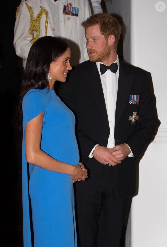 A l'époque où Meghan Markle l'avait portée, elle était enceinte de son fils Archie.
Le prince Harry, duc de Sussex, et Meghan Markle, duchesse de Sussex (enceinte) arrivent au dîner d'Etat donné en leur honneur à Suva, Îles Fidji le 23 octobre 2018. 