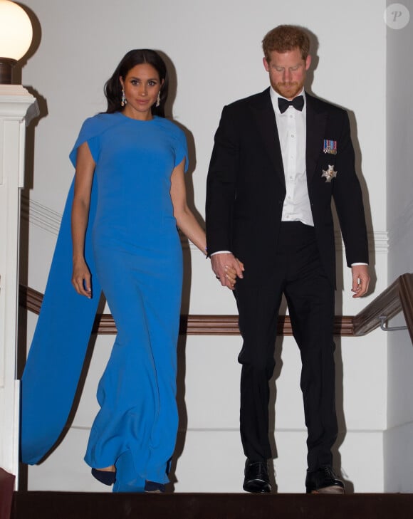 Une robe copiée sur celle de Meghan Markle en 2018 ! 
Le prince Harry, duc de Sussex, et Meghan Markle, duchesse de Sussex (enceinte) arrivent au dîner d'Etat donné en leur honneur à Suva, Îles Fidji le 23 octobre 2018. 