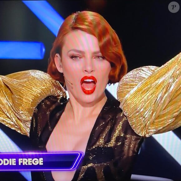 Elodie Frégé portait un look très original
Elodie Frégé dans Mask Singer, Finale.