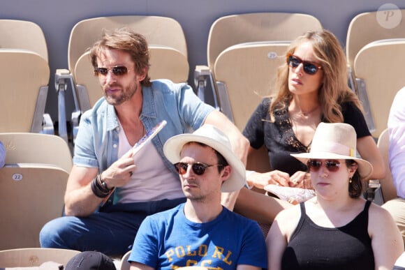 Philippe Lacheau et sa compagne Elodie Fontan en tribunes lors des Internationaux de France de tennis de Roland Garros 2023 à Paris, France, le 3 juin 2023. © Moreau-Jacovides/Bestimage